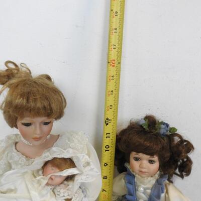 Doll Lot: Avon Mother & Child, Gepeddo Doll in Blue/White Dress, 2 Mini Dolls