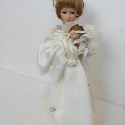 Doll Lot: Avon Mother & Child, Gepeddo Doll in Blue/White Dress, 2 Mini Dolls