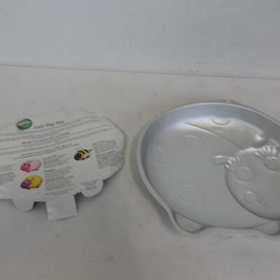 Wilton 2005 Lady Bug/Bee Cake Pan w/ Paper