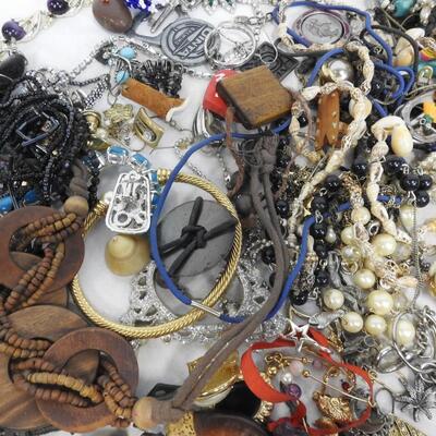 Various Trinkets & Broken Costume Jewelry For Crafts