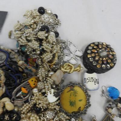 Various Trinkets & Broken Costume Jewelry For Crafts