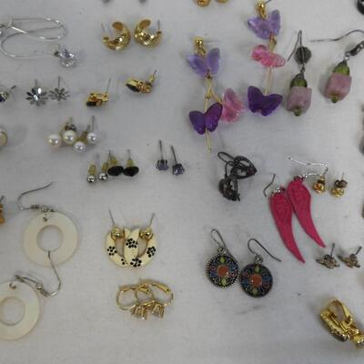 Costume Jewelry 75 Pairs of Earrings. Holidays, Hearts, Beaded
