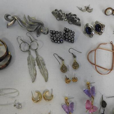 Costume Jewelry 75 Pairs of Earrings. Holidays, Hearts, Beaded