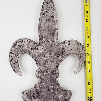 CONCRETE FLEUR DE LIS WALL DECORATION