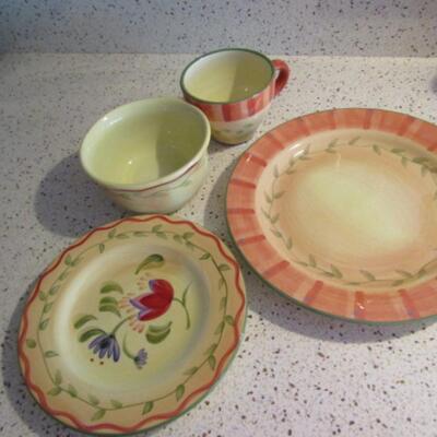 Pfaltzgraff 'Napoli' Dinnerware- 10 Place Settings (Dinner Plate, Salad Plate, Soup Bowl, and Cup)