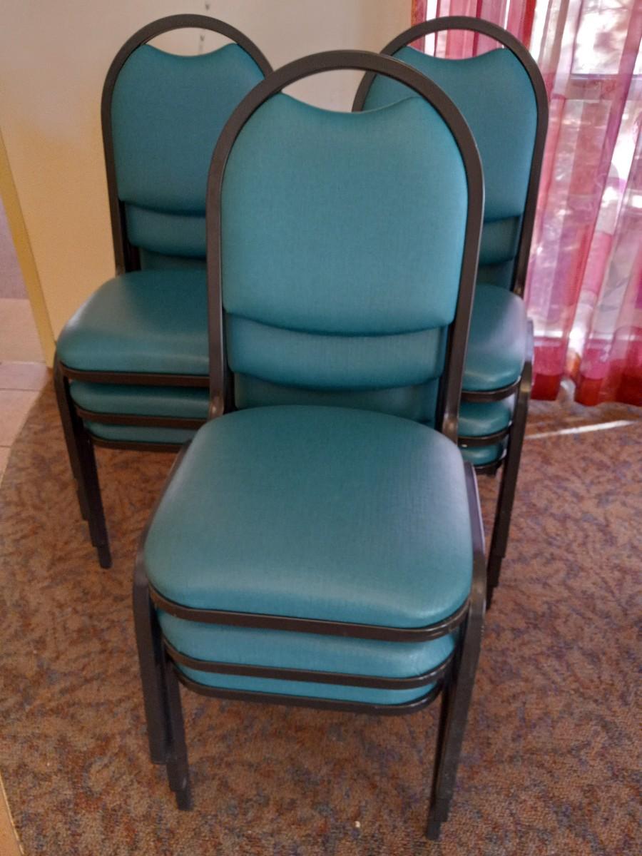 LOT STACKABLE CHAIRS