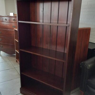 LOT  23N BOOKSHELF