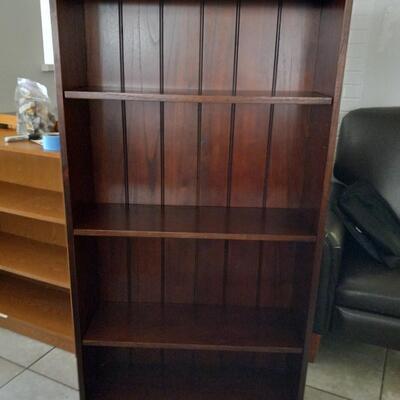 LOT  23N BOOKSHELF