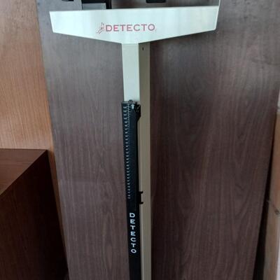 LOT   DETECTO  PHYSICIAN SCALE