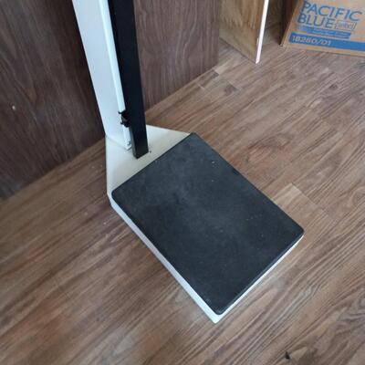 LOT   DETECTO  PHYSICIAN SCALE