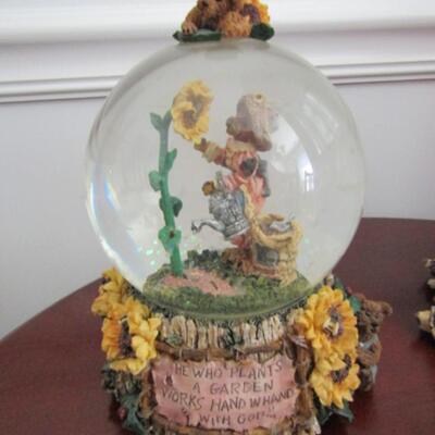 Group of Boyd's Bears Water Ball Snow Globes