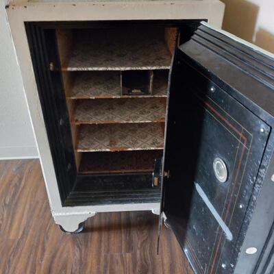 LOT 82T VINTAGE SAFE
