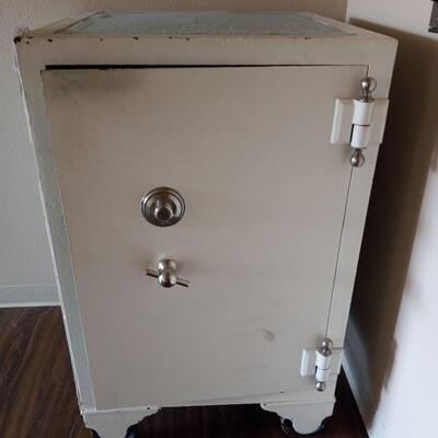 LOT 82T VINTAGE SAFE