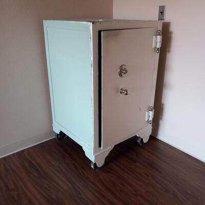 LOT 82T VINTAGE SAFE