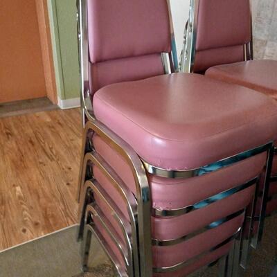 LOT 100T STACKABLE CHAIRS