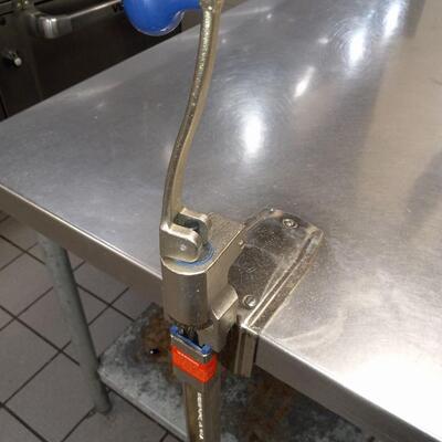 METAL TABLE WITH VISE