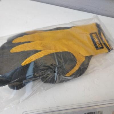 LOT 34 DEWALT DRILL, GLOVES, WITH BIT AND DRIVER SET