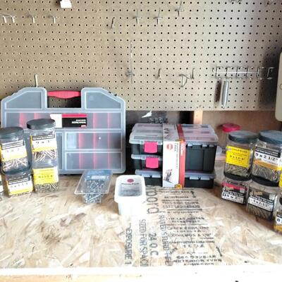 LOT 21 HARDWARE WITH ORGANIZING CONTAINERS