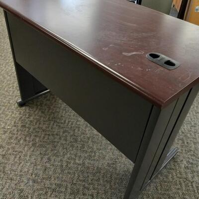 LOT 67W METAL DESK/TABLE