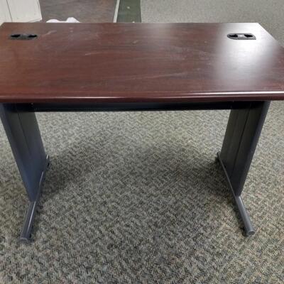 LOT 67W METAL DESK/TABLE