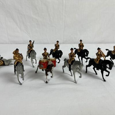 164  Vintage Britain's LTD Lead Toy Soldiers ( 9 Field Musicians & 3 odds )