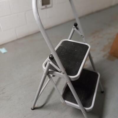LOT 13P TRASH CAN ON ROLLERS AND STEP LADDER