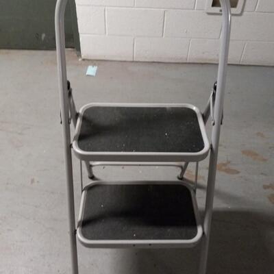 LOT 13P TRASH CAN ON ROLLERS AND STEP LADDER