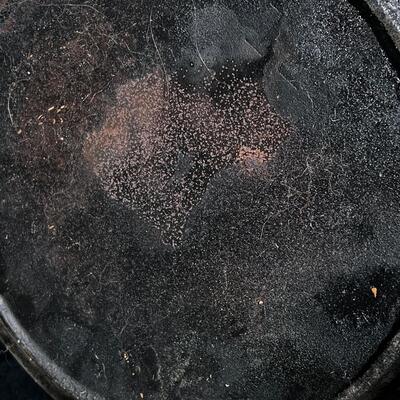 Large Lidded Very Well Seasoned Cast Iron Pot ~ *Read Details