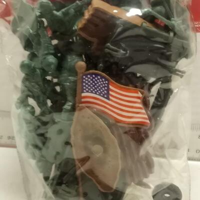 MidWestern Dst. Army men and equipment 1996 new in package
