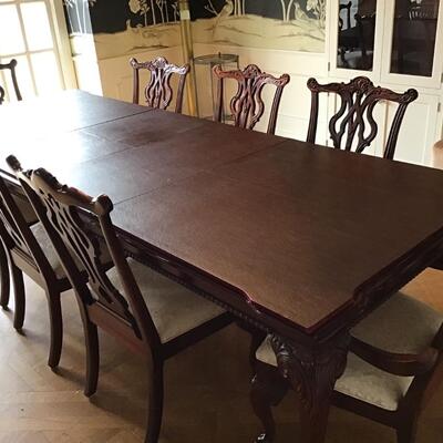 D1 - Chippendale Dining Table w/Two Leaves & 8 Chairs