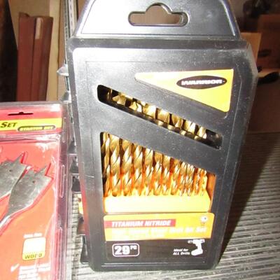 LOT 50  VARIETY OF DRILL BITS, NUT DRIVERS & DRIVE GUIDE SET