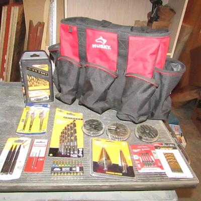 LOT 51  HUSKY TOOL BAG AND A VARIETY OF DRILL BITS