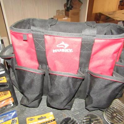 LOT 51  HUSKY TOOL BAG AND A VARIETY OF DRILL BITS