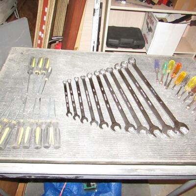 LOT 74  SET OF CRAFTSMAN COMBINATION WRENCHES, NET DRIVERS AND SCREWDRIVERS