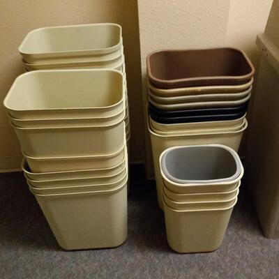 LOT 59T  TRASH BIN AND TRASHCANS