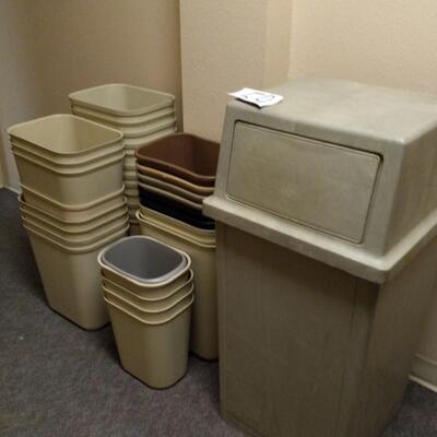 LOT 59T  TRASH BIN AND TRASHCANS