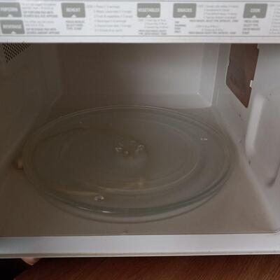 LOT 68T GE MICROWAVE