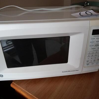LOT 68T GE MICROWAVE