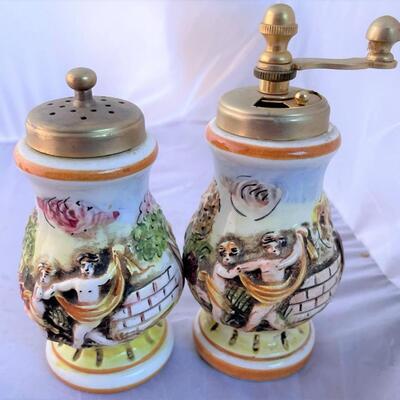Lot of 2 Pairs of Shakers