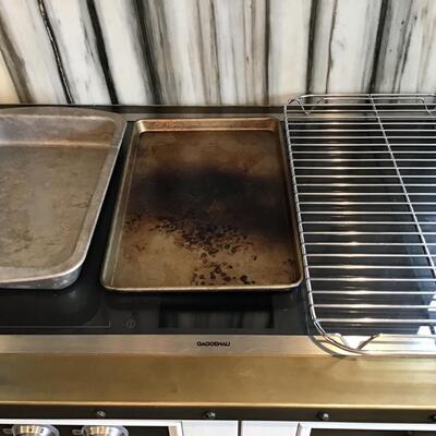 K112 - Baking Pans & Cooling Rack
