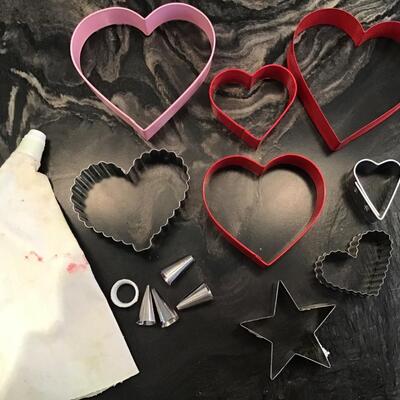 K118 - Heart Cookie Cutters, Piping Bag & Tips