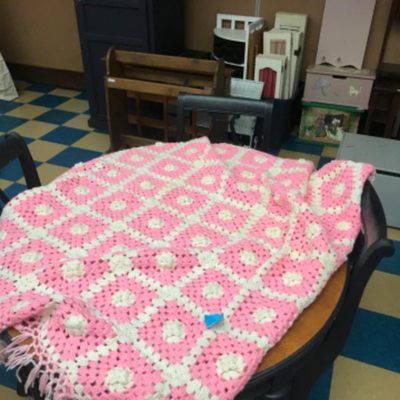 quilt:1 Pink and white granny square quilt, hand made;