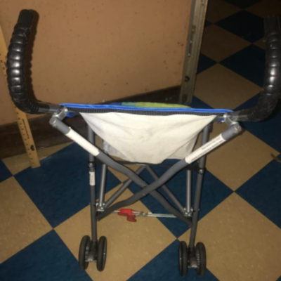 child stroller:1 green umbrella stroller;