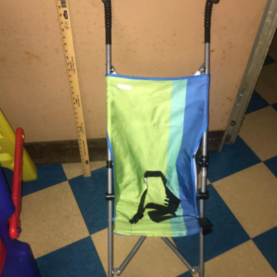 child stroller:1 green umbrella stroller;