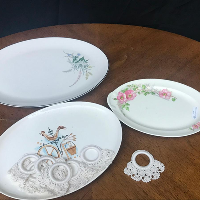kitchen:lot 3 vintage platters and 6 vintage crochet napkin rings;