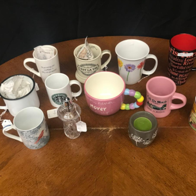kitchen:lot lot of 10 assorted mugs and cups, 1 silver capped muffineer and 1 scentsy night light warmer;
