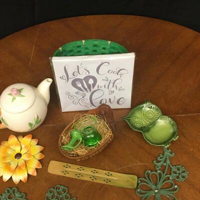 home decor:lot green basket, tea pot, small basket, 2 small green jars/glass, incense burner, 2 resin wall hanging flowers, owl spoon...
