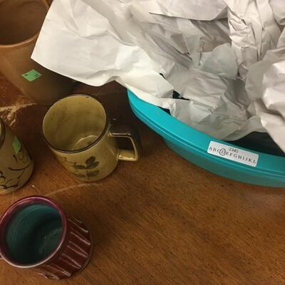mugs: 4 coffee mugs;