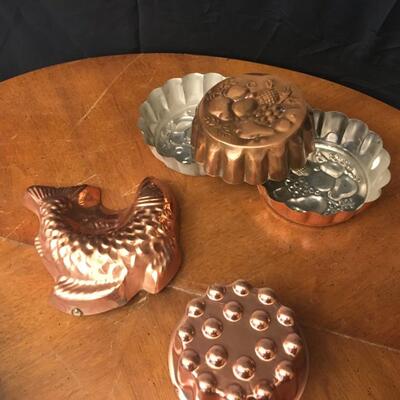 kitchen:lot 5 decorative pans;