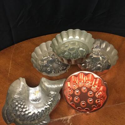 kitchen:lot 5 decorative pans;
